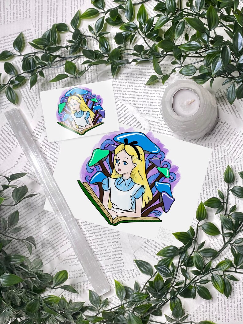 Puede incluir: Una ilustraci&oacute;n digital de Alicia en el Pa&iacute;s de las Maravillas leyendo un libro en un entorno de bosque fant&aacute;stico con setas moradas, azules y verdes. La ilustraci&oacute;n es de estilo de dibujos animados con fondo blanco.