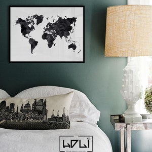 Puede incluir: Impresi&oacute;n de un mapa del mundo en blanco y negro en un marco negro que cuelga de una pared verde azulada sobre una cama blanca con una almohada en blanco y negro que representa un horizonte urbano. La cama tiene un edred&oacute;n blanco y una manta verde. Una l&aacute;mpara blanca con una pantalla beige se encuentra sobre una mesita de noche plateada.