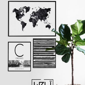 Puede incluir: Tres impresiones enmarcadas en blanco y negro en una pared blanca. La impresi&oacute;n superior es un mapa mundial en acuarela en blanco y negro. La impresi&oacute;n del medio izquierdo es una ciudad en blanco y negro con la letra "C" y el texto "CHICAGO" encima. La impresi&oacute;n del medio derecho es un dise&ntilde;o abstracto en blanco y negro con rayas horizontales negras. El texto inferior dice "HOLI XO TREND PRINTS + POSTERS".