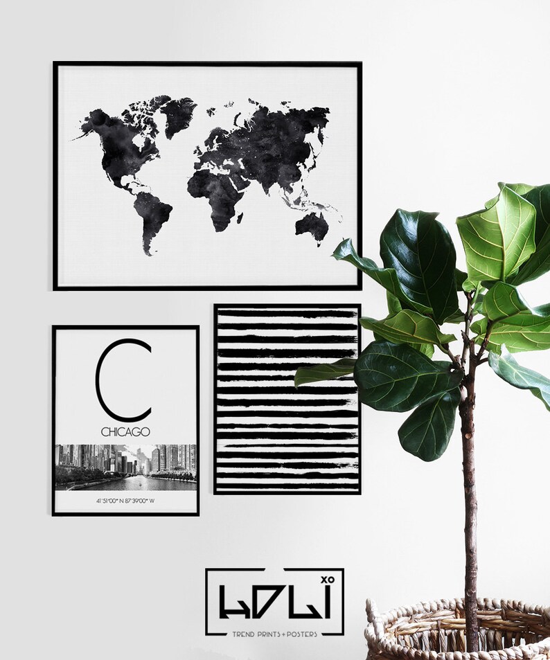 Puede incluir: Tres impresiones enmarcadas en blanco y negro en una pared blanca. La impresi&oacute;n superior es un mapa mundial en acuarela en blanco y negro. La impresi&oacute;n del medio izquierdo es una ciudad en blanco y negro con la letra "C" y el texto "CHICAGO" encima. La impresi&oacute;n del medio derecho es un dise&ntilde;o abstracto en blanco y negro con rayas horizontales negras. El texto inferior dice "HOLI XO TREND PRINTS + POSTERS".