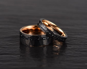 Juego de anillos de boda para parejas elaborados en tungsteno negro martillado con meteorito y tungsteno rosa con un perfil plano y un interior de ajuste cómodo