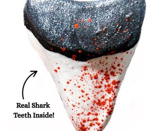 Bombe de bain en forme de dent de requin avec de la vraie dent de requin à l'intérieur !