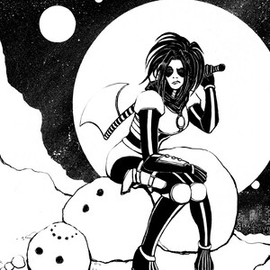 Peut inclure: Couverture de bande dessinée en noir et blanc représentant une femme aux longs cheveux noirs et une épée assise sur un rocher devant une grande lune. Le titre de la bande dessinée est "BINARY STAR" avec le texte "By: Jamie Primack" et "Vol. 1" sous l'image.