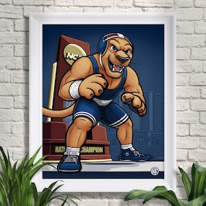 Può includere: Illustrazione incorniciata di un lottatore leone muscoloso in tenuta da wrestling blu e bianca, in posizione di combattimento. Lo sfondo presenta un trofeo e un paesaggio urbano. Il testo sul trofeo recita "National Champion" e "We Are!".