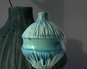 Blaue Keramikvase, kleine Vase, kleine Blumenvase, Tonvase, Keramikvase, japanische Vase, Haustier-Whisky-Vase, Glasvase, Bürodekor, blau