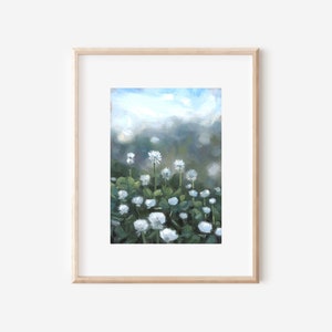 以下が含まれることがあります： 白い花と緑の葉が茂る野原を描いた額装された絵画。花は前景にあり、背景はぼやけた青い空です。