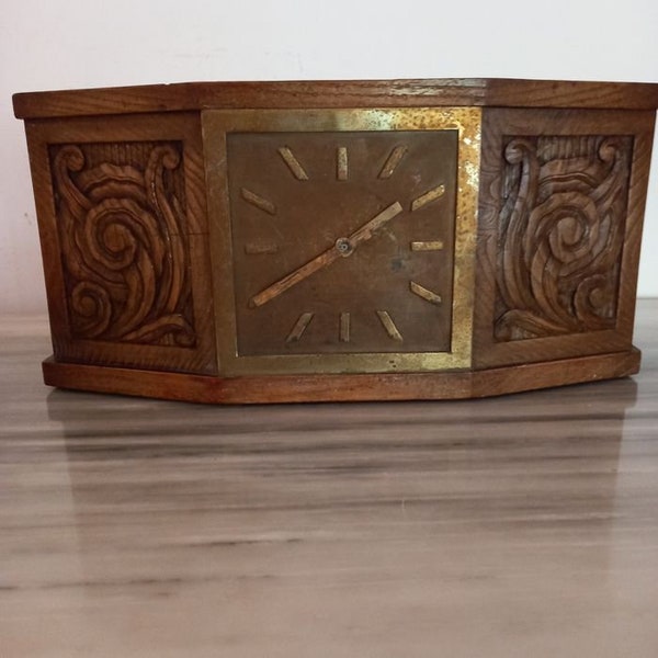 Très jolie horloge de cheminée en laiton et bois sculpté de style Art Deco