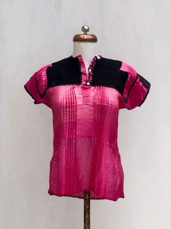 Vintage Chamula blouse in Pink satin, mexican Embr