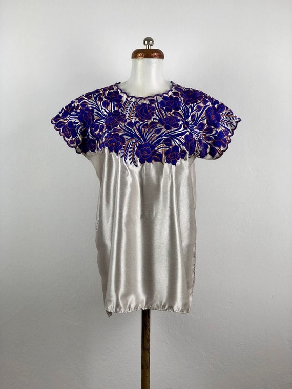 Vintage Mexican huipil with embroidered flowers, m