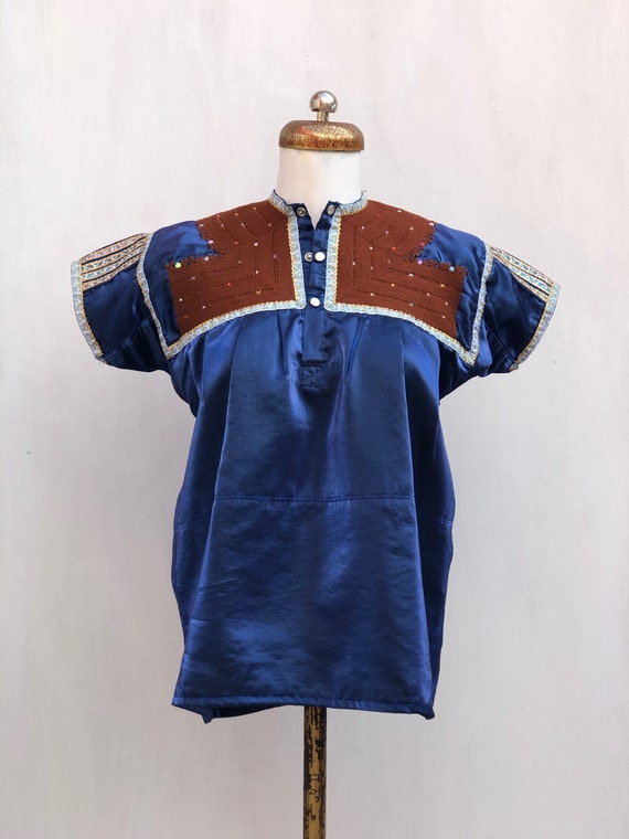 Vintage Chamula blouse in blue satin, mexican Embr