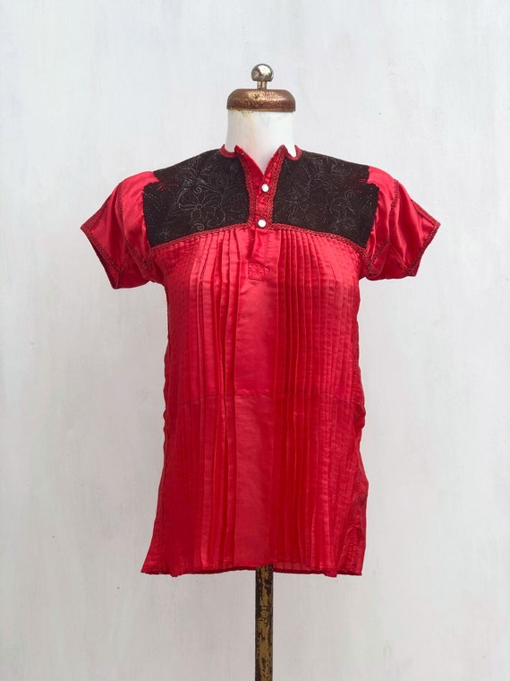 Vintage Chamula blouse in red satin, mexican Embro