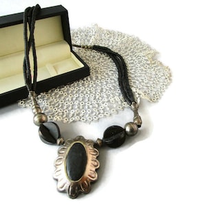 Vintage etnische hanger zilverkleurig metaal zwart hout kralen hanger ketting boho sieraden tribal sieraden vrouw statement ketting: