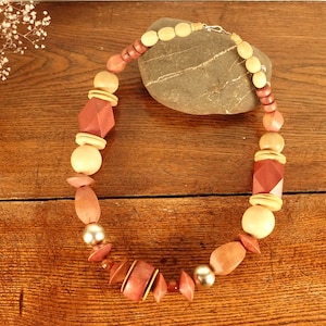 ON VACATION Vintage Jewelry Retro 70s Necklace Exotic Wood