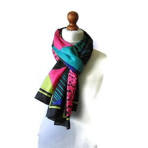 Foulard en soie vintage des années 80 imprimé géométrique color block châle en soie bleu vert rose noir couleurs vives Wrap grande écharpe longue cadeau pour elle