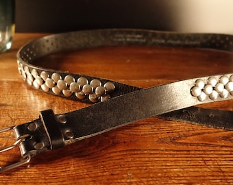 Ceinture à rivets en cuir marron vintage des années 90 - fabriquée en Suède (105 cm)