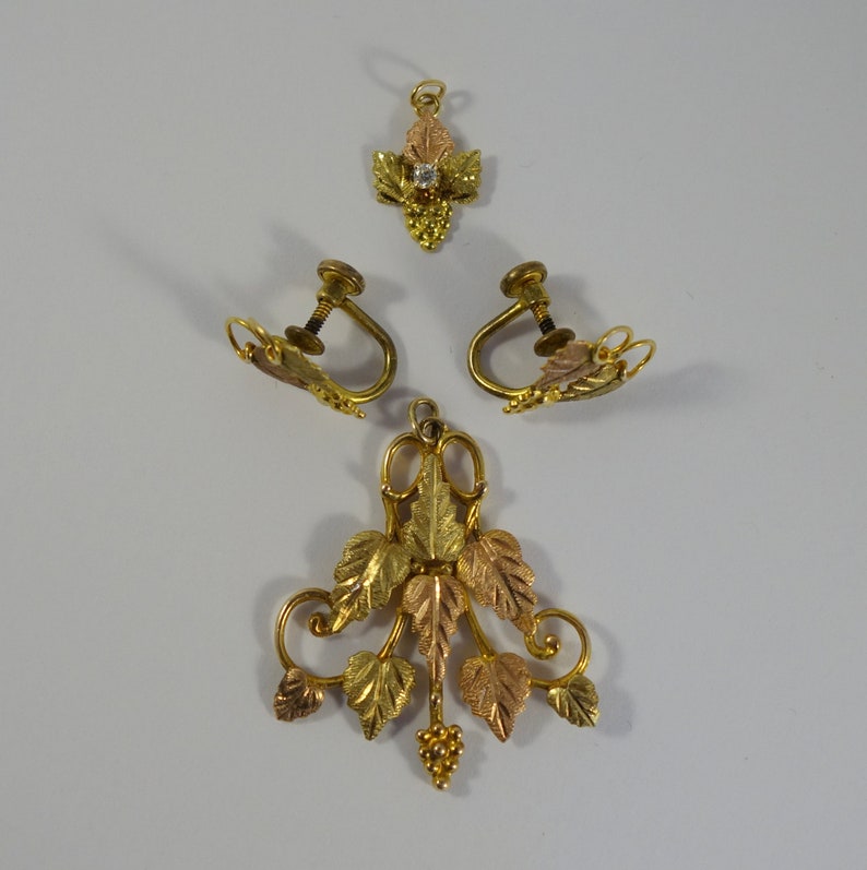 Black Hills Gold Ornate Pendant ~ 8 leaves and grape bunch swirled vine accents