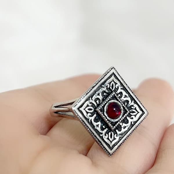 Handgemaakte sterlingzilveren 925-granaatring: Armeense middeleeuwse stijl