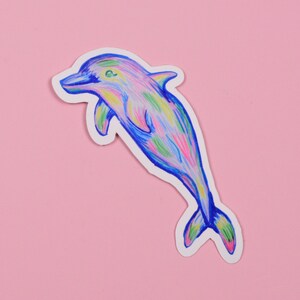 Autocollant en vinyle brillant imperméable à l'eau pour ordinateur portable avec un dauphin arc-en-ciel, logo de décoration réaliste de journal de bouteille d'eau pour animaux, décalcomanie d'été de plage de l'océan