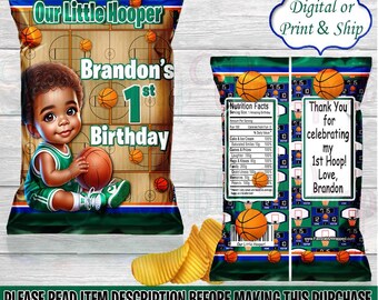 Peut inclure: Un sachet de chips vert et bleu avec un thème de basket-ball. Le sachet présente une illustration de dessin animé d'un bébé garçon portant un maillot de basket-ball vert et tenant un ballon de basket. Le texte sur le sachet est "Our Little Hooper", "Brandon's 1st Birthday", et "Thank You for celebrating my 1st Hoop! Love, Brandon".