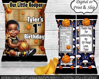 Peut inclure: Un design personnalisé de sac de chips avec une illustration de dessin animé d'un jeune garçon portant un maillot de basket-ball et tenant un ballon de basket. Le sac est décoré de ballons de basket, d'un terrain de basket-ball et du texte "Our Little Hooper", "Tyler's 1st Birthday", et "Thank You for celebrating my 1st Hoop! Love, Tyler".