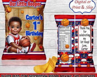 Peut inclure: Un sac de chips rouge et bleu sur le thème du basketball. Le sac représente un bébé garçon en dessin animé portant un maillot de basket-ball et tenant un ballon de basket. Le texte sur le sac est "Our Little Hooper" et "Carter's 1st Birthday".