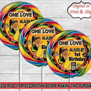 Puede incluir: Tres envoltorios de piruletas coloridos con un diseño negro y amarillo que presenta a una niña de dibujos animados con una corona y el texto "One Love Marlie's 1st Birthday".