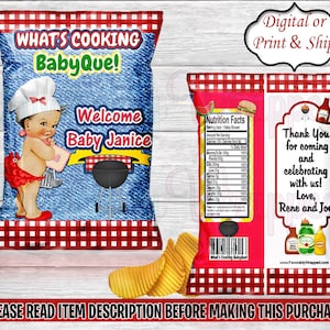 Könnte beinhalten: Ein roter und weißer karierter Chip-Beutel mit blauem Jeans-Hintergrund. Der Beutel zeigt ein Cartoon-Baby-Mädchen, das eine Kochmütze trägt und einen Spatel hält. Der Text "What's Cooking Baby Que!" und "Welcome Baby Janice" ist auf dem Beutel gedruckt.