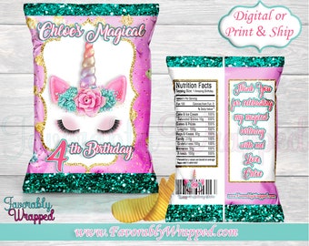 Może przedstawiać: Różowo-turkusowy woreczek na chipsy z wzorem jednorożca i brokatem. Na woreczku widnieje napis "Chloe's Magical 4th Birthday".