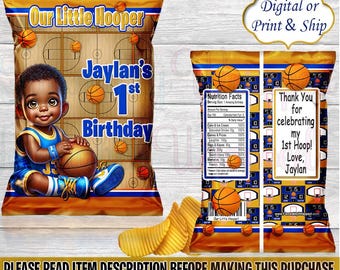 Peut inclure: Un sachet de chips personnalisé avec une illustration de dessin animé d'un bébé garçon portant un maillot de basket-ball et tenant un ballon de basket. Le sac est décoré d'un motif de terrain de basket-ball et du texte "Our Little Hooper Jaylan's 1st Birthday".