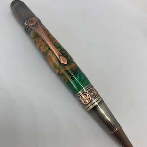 Ahorn Maserholz und grüner Resin Kugelschreiber im Art Deco / Kelten Stil