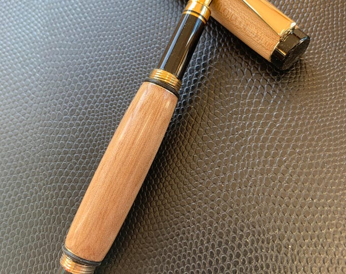 Scots Elm Fountain pen finished in gold fittings
