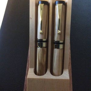 Passendes Paar handgefertigte italienische Füllfederhalter aus Olivenholz mit Geschenkbox aus Palisander und Ahorn