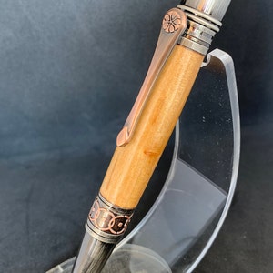 Penna a sfera in legno di salice in stile celtico/art déco con finitura rame rosa e canna di fucile