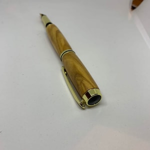 Penna stilografica oliva italiana realizzata a mano con dettagli in oro e nero
