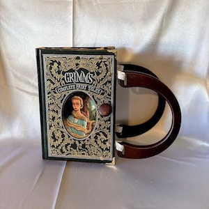 Cartera de mano con tapa de cuero reciclado y cuentos de hadas de los hermanos Grimm