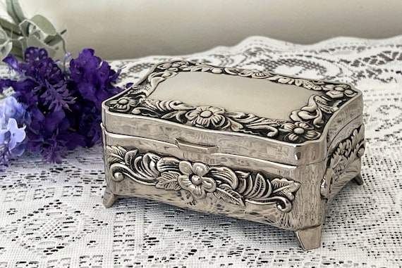 Vintage Repousse Jewellery Box ~ Silverplated Jew… - image 3