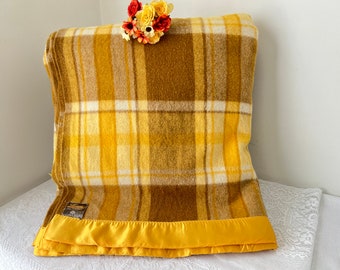 Vintage LACONIA Wool Blanket - Retro Blanket - Queen Size Woollen Blanket ~ Made Australia ~ Freshly Laundered - Fab!