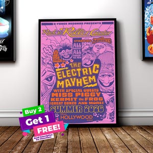 Könnte beinhalten: Gerahmtes Poster für "Rockin' Roller Coaster Starring Muppets" mit The Electric Mayhem, Miss Piggy, Kermit the Frog und Great Gonzo. Das Poster ist rosa und lila mit dem Text "Summer 2026 Hollywood".