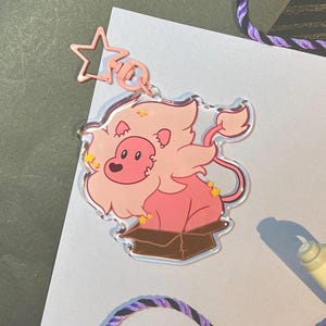 Llavero acrílico de león rosa / Si me queda bien, me siento, león, lindo gato en una caja, león chicle, gema de dibujos animados, león del vacío del universo, dije de león de Steven