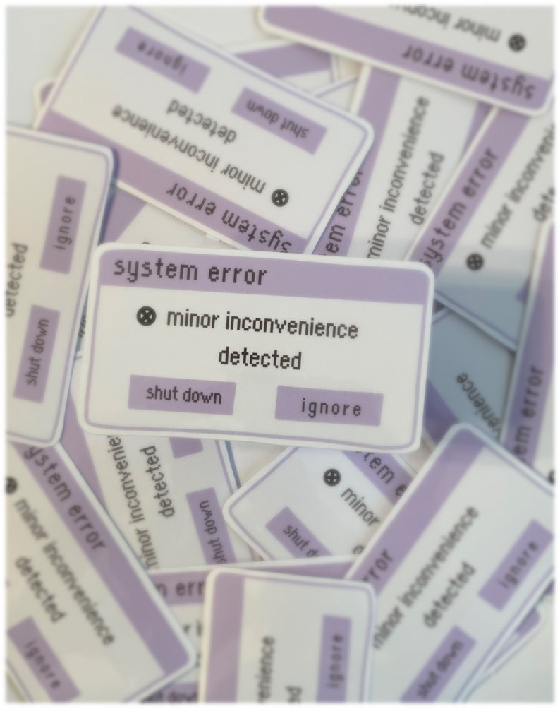 Puede incluir: Un conjunto de pegatinas moradas y blancas con el texto "error del sistema" y "inconveniente menor detectado". Las pegatinas tienen botones que dicen "apagar" e "ignorar".