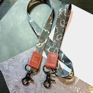 Llavero con forma de polilla Chibi Mothman, llavero con forma de polilla local, llavero con forma de pulsera de polilla bebé, llavero negro espeluznante y lindo