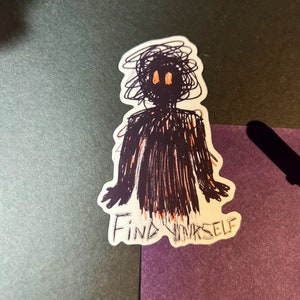 Op de afbeelding: Een zwart-witte sticker met een tekening van een persoon met een rommelig haar en de woorden "Find Yourself" onderaan.