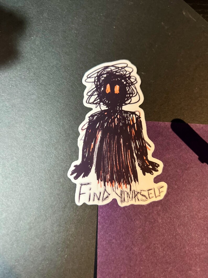 Op de afbeelding: Een zwart-witte sticker met een tekening van een persoon met een rommelig haar en de woorden "Find Yourself" onderaan.