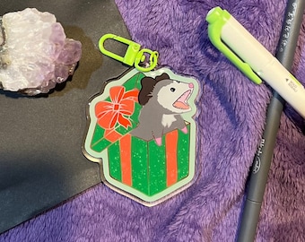 Présentez le porte-clés en acrylique Possum | Porte-clés breloque acrylique Possum des fêtes, joyeux Hissmas criant possum, breloques animaux mignons de Noël