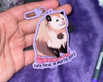 Feral Chonky Possum acryl sleutelhanger (3 inch) | Leuke Screaming Possum charme, angst opossum acryl charme, kawaii paarse Trash Cat Charms