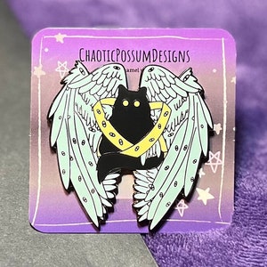 Könnte beinhalten: Schwarze Katze mit gelben Flügeln und einem gelben Band um die Brust. Die Katze sitzt auf einem lila und weißen Hintergrund mit Sternen. Der Text "CHAOTICPOSSUMDESIGNS" befindet sich oben auf dem Hintergrund.