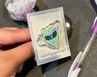 Akrylnål med Dizzy Alien (4,8 cm) | Alien-nål, Ufo-rymdskepp, Kawaii-nål, söt akrylnål, Alien-huvudnål, rymdnålar, kryptidnål