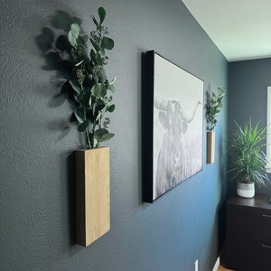 Jarrón de pared de madera de 30 cm para colgar en la pared con vegetación y flores secas.