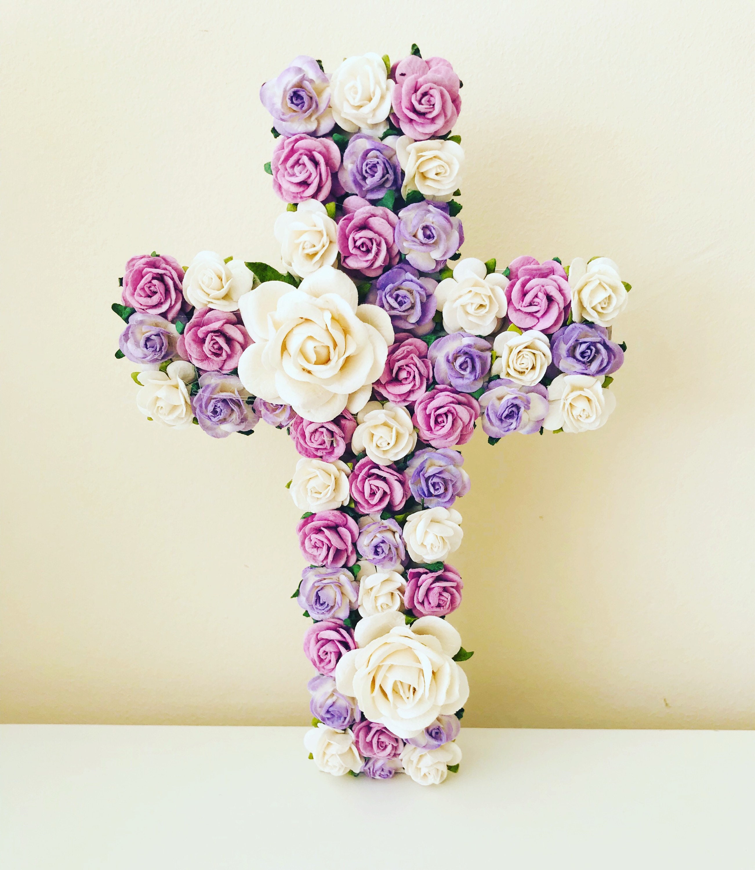 Kigley 12 Pcs Standing Wooden Cross 3 Style Wood Crosses for Crafts with  Bases 24 White Roses Artificial Flowers with Leaf First Communion Baptism