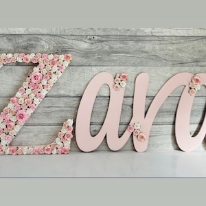 Placa de madeira com nome floral, arte de parede personalizada com nome de bebê, decoração de berçário para meninas, presente com letra de flor e lembrança personalizada para chá de bebê